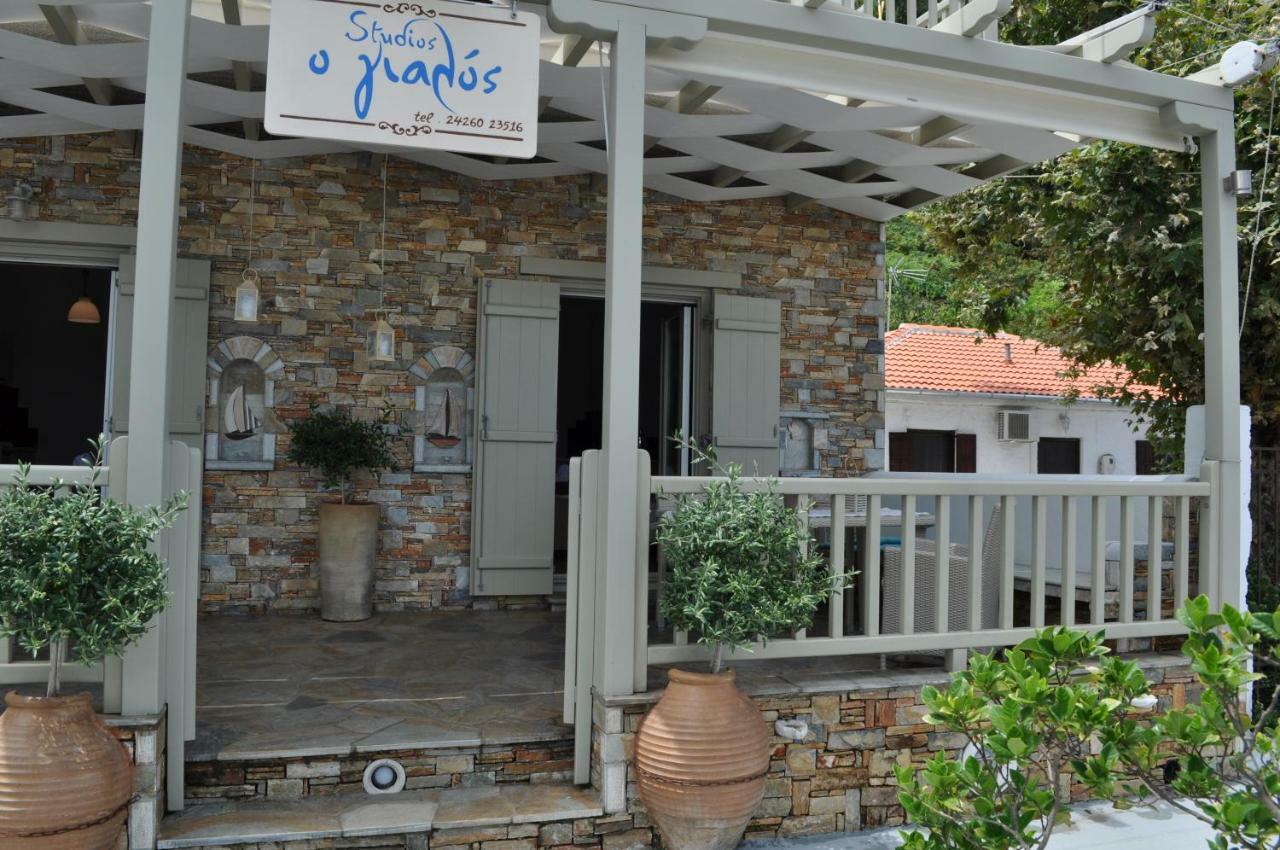 Studios Yalos Khorevtón Luaran gambar