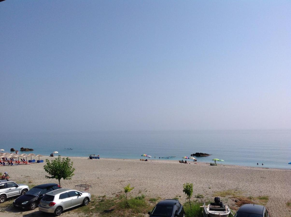 Studios Yalos Khorevtón Luaran gambar